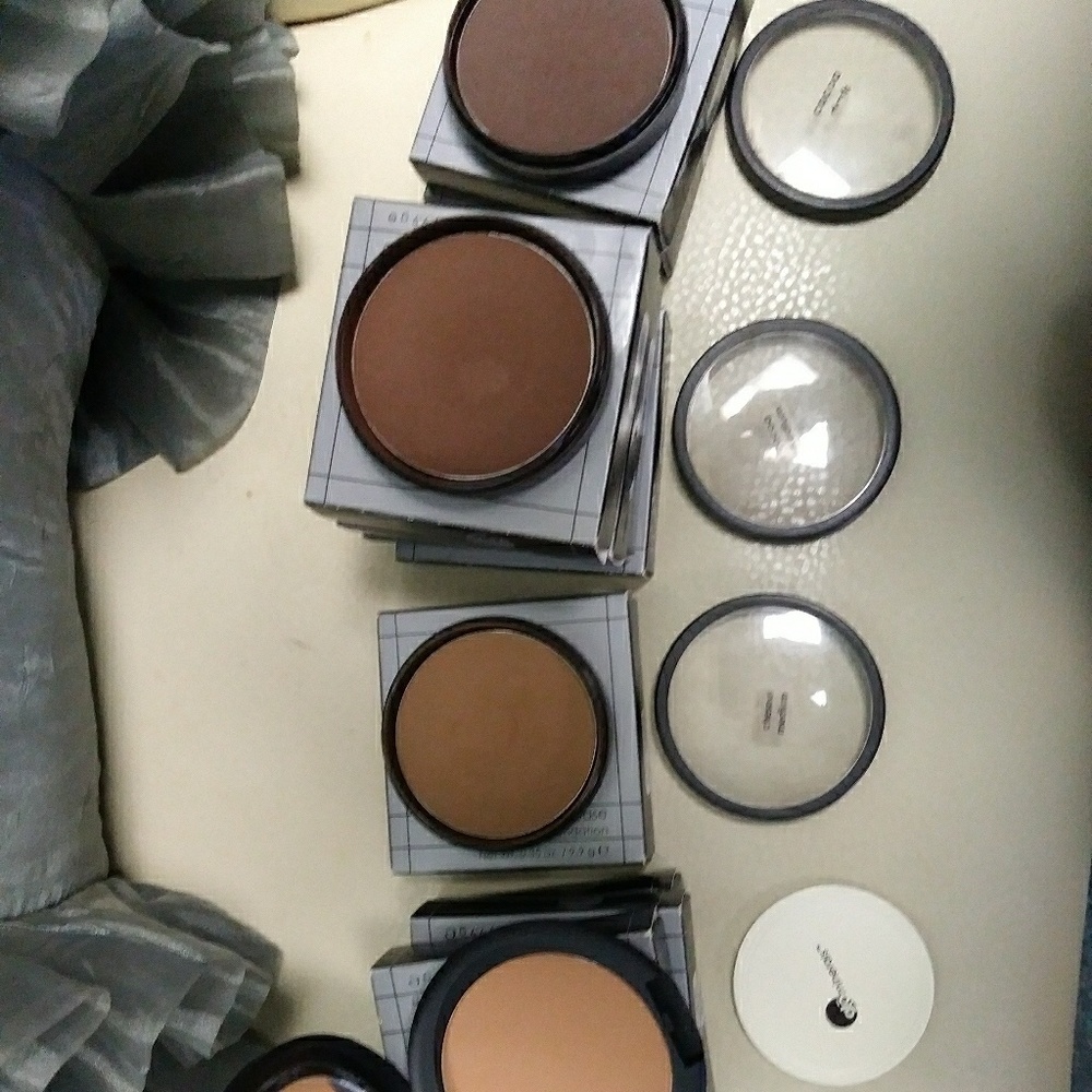 Glo minerals pressed foundation